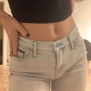  - Super snygga byxor från Calvin Klein köpte i New York, W26 och L32. I en grå snygg tvättad färg men fransar ner till (bild 3) frakt är på köpare