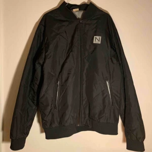  - New Black jacka. Perfekt till vår/sommar/höst. Bra skick, har 1 innerficka med dragkedja. 