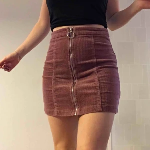  - Så himla snygg kjol i manchester med en matt rosa färg. Säljes på grund av att den tyvärr blivit lite för stor för mig. Storlek S men liknar lite mer en M. Frakt är inräknad i priset