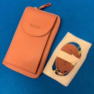  - Helt ny plånbok väska. Med plats för att lägga mobil. Passar mobiler iPhone 6/7/8/X/XS OSV. 200kr med frakten inräknad!