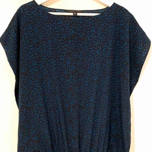  - Almost new super nice combined dress. Price does not include delivery. 