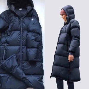  - W light down coat navy Cross Sportswear. Sparsamt använd i fint skick! Stl L motsvarar 38-40 Nypris 3995:-