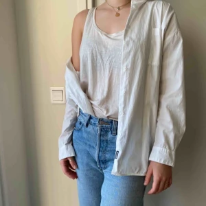  - Vit skjorta i bra skick! Snygg till våren/sommaren🌟 Kan mötas på söder annars står köparen för frakt💕