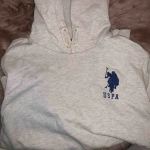  - Hoodie från kidsbrandstore, Ralph lauren.  Strl xs / s  Använd någon gång, tryck på bröst & arm 