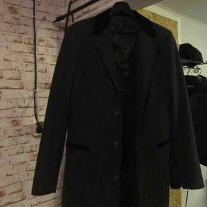  - Pier one kappa/rock som är i princip oanvänd Ej sprättad och har 3 extra knappar som medföljer  Grå och svart Medium