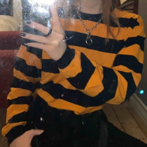  - Randig tröja från carlings! inte använd mycket och jag säljer den för tycker den skär sig till mitt hår 😅🥰! frakt ingår inte 📦💗 skriv till mig om vi ska diskutera priset!