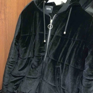  - Svart vinterjacka i velvour tyg köpt på newyorker