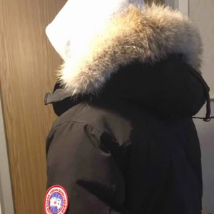 Canada Goose Chateau Parka - Canada Goose Chateau Parka Storlek: S Färg: Svart  Använd 1 vinter (ser ut som ny) EJ äkta men PÄLSEN ÄR ÄKTA 100%!!! (Köptes separat) 