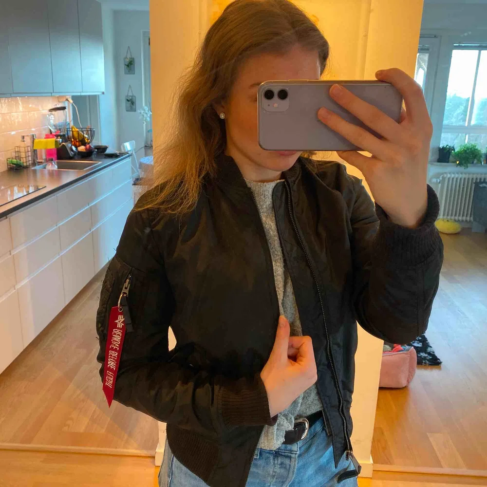 Säljer min bomberjacka från alpha industries pga att det aldrig kommer till användning. Använd 2 gånger och är precis som en ny. Köptes för ca 1200kr men säljer för 600✨. Jackor.