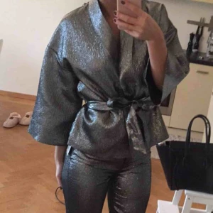  - Nyårsoutfit från Lindex i storlek S. Kavaj och kostymbyxor. Använda 1 gång!