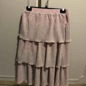  - Glittrig kjol i strl S. Nakd