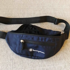  - Mörkblå fannypack. Knappt använd. Bandet går att ställa in. 