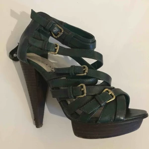  - Tiamo. Något skavda längst ned på klacken annars fint skick.