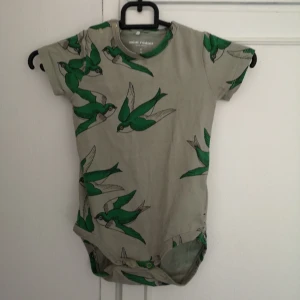  - Body från mini Rodini Svalor  Storlek 80/86 Skick: Ytludd finns men fri från fläckar och hål 150kr inkl frakt eller byte mot något i 92/98 