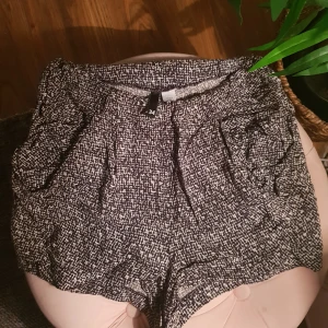  - Sköna mönstrade shorts med fickor. Bra skick! Frakt tillkommer💕