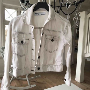  - INTRESSEKOLL! Säljer eventuellt min vita jeansjacka med bruna sömmar från Zara. Den är verkligen skitsnygg, men kommer tyvärr inte till användning längre (endast använd en vår typ) Köparen står för frakt 💕 tar emot bud 