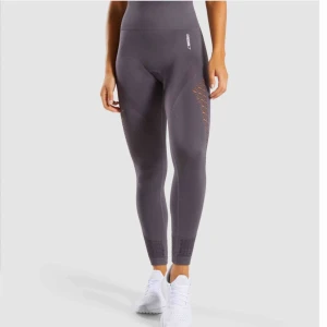  - Säljer mina Gymshark seamless energy+, märket uppe i kanten har åkt av i en tvätt men annars bra skick. Kan mötas i Sthlm eller posta och då står köparen för frakten. Säljer även ett par till i färgen svart