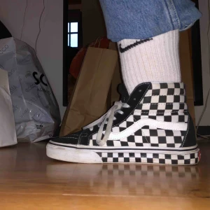  - Säljer mina höga checkered vans för att de blivit för små för mig :( Köpta för 700kr. Inte använda jättemycket därför är de i ganska bra skick. Finns fåtal fläckar på det vita området men det är inget som syns mycket ✌🏼👟