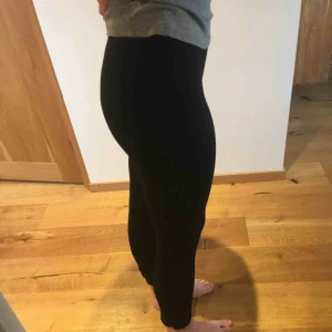  - Storlek L men snarare m/s. Tighta lite kortare mjuka byxor. 