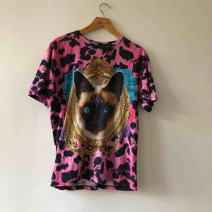  - Kill Star - Samma tryck på rygg. Kan hämtas i Uppsala eller skickas mot fraktkostnad 