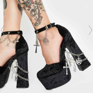  - Superfina skor från dollskill x the cult, tyvärr för små för mig. Ca 15 cm klack. Kedjorna runt klacken är borttagna men de övre bandet har kvar sina därav säljs dessa för 50%. Orginalpris: 880$