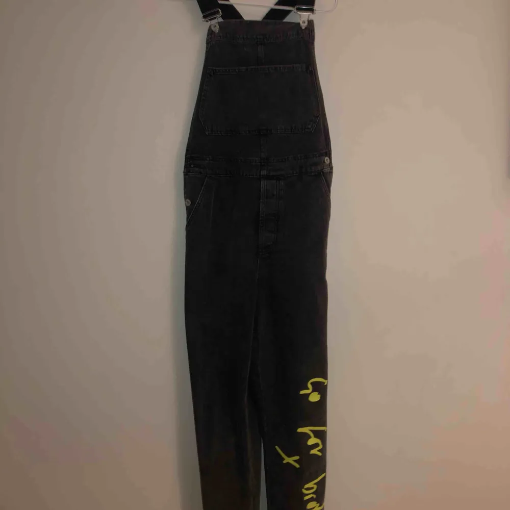 Svarta hängselbyxor med den perfekta detaljen på byxbenet. Inköpta på ASOS i höstas och har endast använt 1 gång sedan dess, därav måste de tyvärr rensas ut :/. Jeans & Byxor.