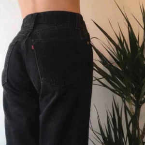  - Fina Levi’s 901 i faded svart/grå färg. Köpta på plick, för små för mig. Avklippta nedtill. Står ingen storlek i men förra säljaren angav byxorna som W28 L30. Mäter 70cm midjan och 75cm från grenen ned till ankeln på insida ben. 