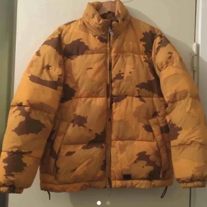 Jacka  - Jättefin jacka köpt här på plick! Fint skick, är inte använd av mig då den var för liten. Det står M i jackan men den är liten i storleken. 