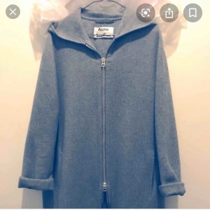  - *”Emile double" kappa * Färg (ljusgrå) enligt bild 1 *Strl står ej men skulle säga strl 36-38 *Nypris ca 10 000. Mitt pris 2000 kr eller högst bjudande. *Avhämtning i Sthlm. Vid post -> köparen står för frakt. 