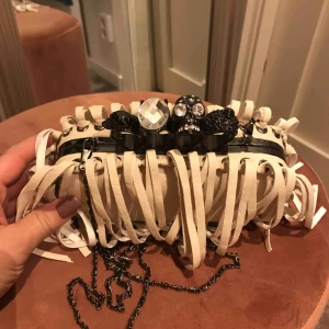  - Mini väska ,krämvit ,knapp använd.