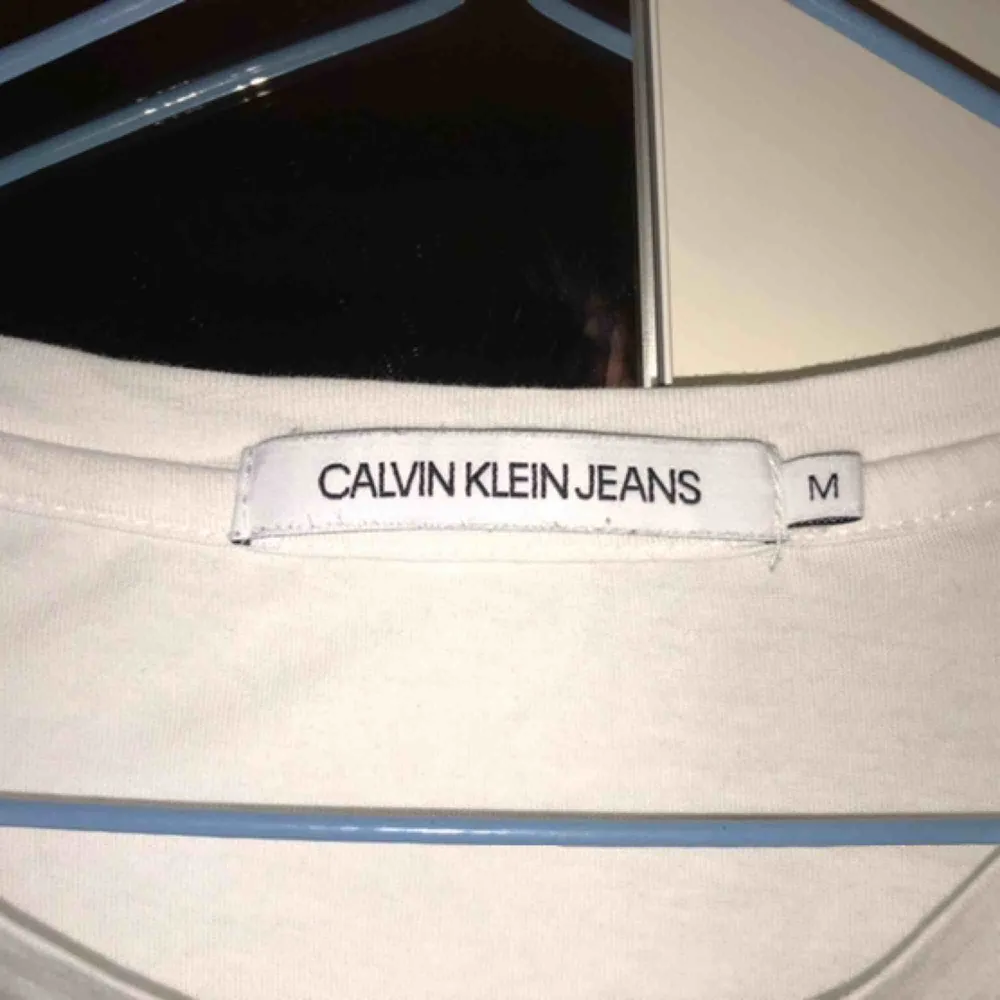 Skitsnygg t-shirt från Calvin Klein. Aldrig använd. Bara att skriva om du undrar över något💞💞. T-shirts.