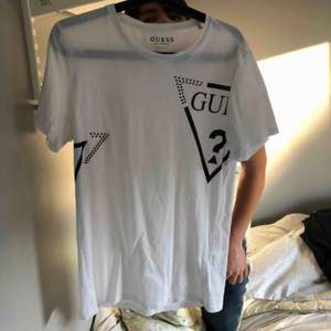 Guess t shirt Skick 7/10  Köpt för 400 