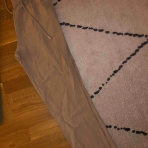  - Beiga byxor ifrån Mango. Aldrig använda. Säljer pga passar ej längre.  Lite lösare passform egentligen. 