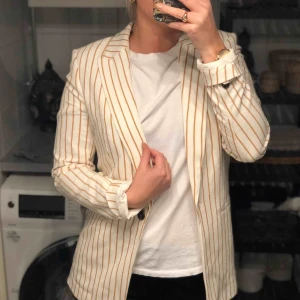  - Blazer från H&M, helt oanvänd. Prislapp kvar. Köparen står för frakt 