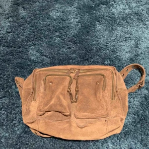  - Säljer min nuuno väska köpt för 1400 kr i somras pga att den inte används, kan frakta eller mötas upp i Stockholm 🌸