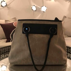  - En äkta  DKNY . Använd men är i bra skick. Fins ej kvitto . Dustbag fins .