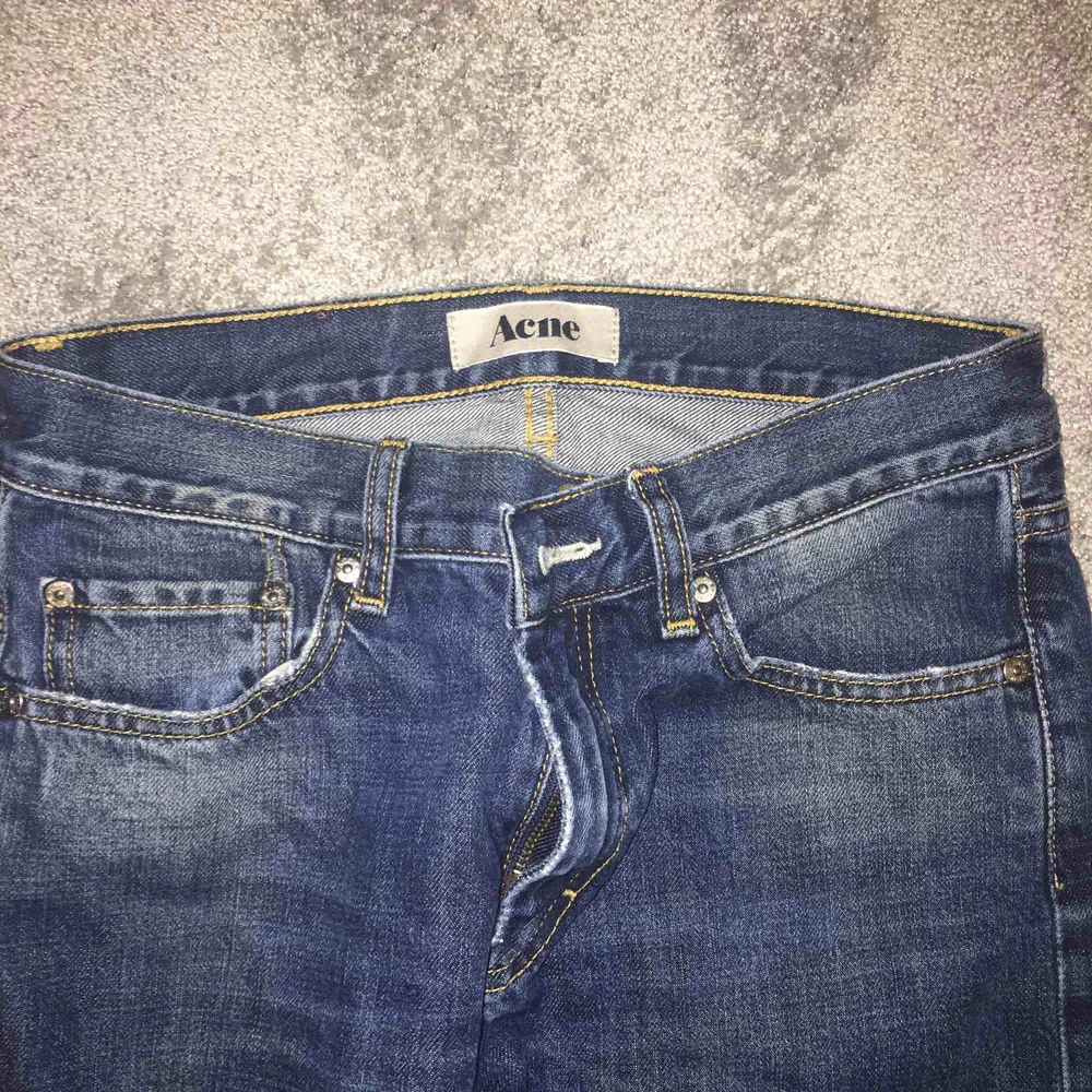 Ett par acne studios jeans i väldigt bra skick i storleken 27/34, 5 fickor och Patch på bakfickan Kan mötas upp runt gröna linjen+ du får ett par crocker Jeans på köpet storlek 26/32 väldigt bra skick färg blå,mörkblå. Jeans & Byxor.