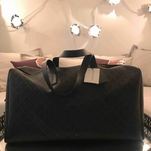  - En äkta Marlene Birger resväska . Aldrig använd . Prislapp och dustbag finns . Kvitto fins ej .
