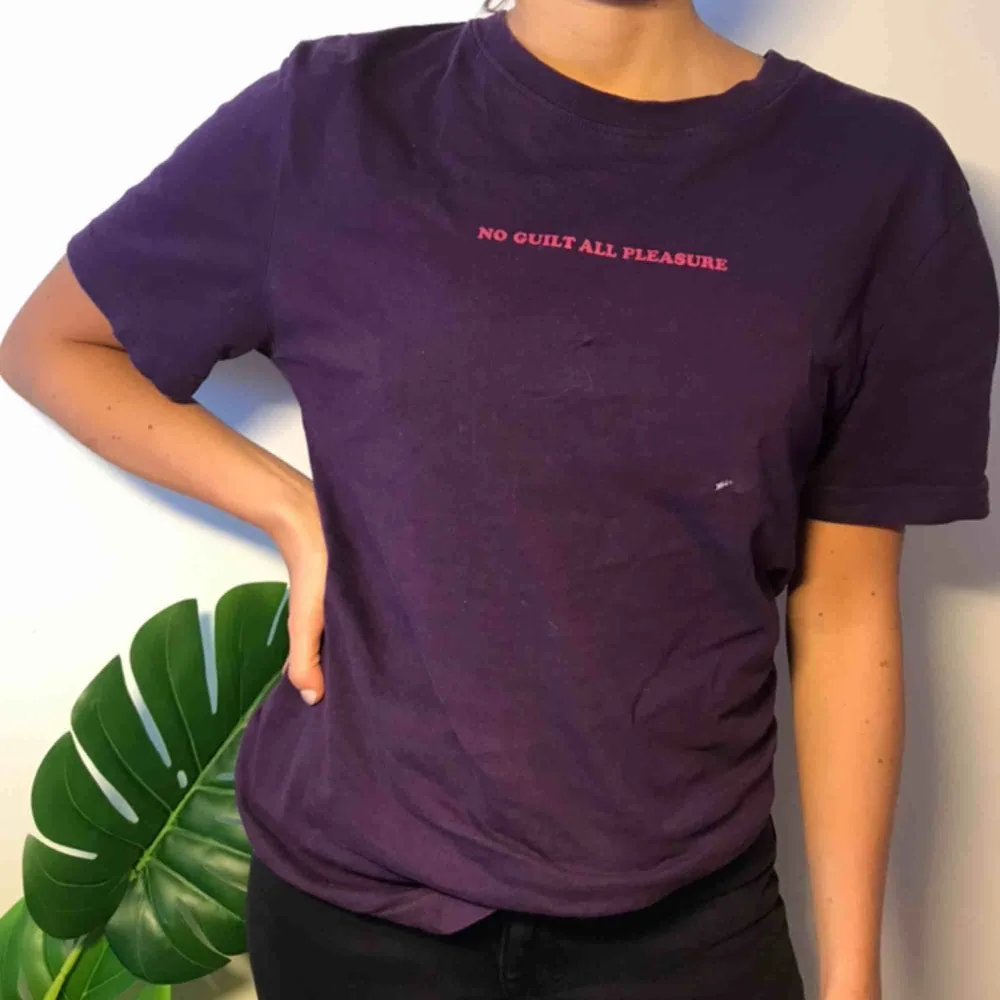 Fin lila t-shirt med tryck! Sparsamt använd ☺️ frakt tillkommer 💫. T-shirts.