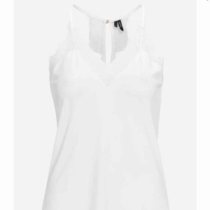  - fin topp från vero moda med spetsdetaljer. helt oanvänd köpt för 250kr.