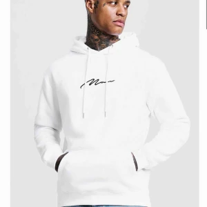  - Helt oanvänd, vit och väldigt snygg hoodie, Pris kan diskuteras, Skriv för fler bilder, köpare står för frakten