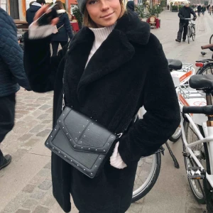  - Säljer denna underbara jacka från H&M! Den är varm, mysig och funkar till allt. Frakt på 50kr tillkommer 😃