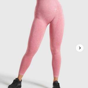 Intressekoll! Supersnygga vital seamless gymshark leggings i färgen pink marl som verkligen sorgligt nog är lite för tajta för mig:( Endast testade och prislappen sitter kvar. Köparen står för frakt eller så möts jag upp inom Göteborg