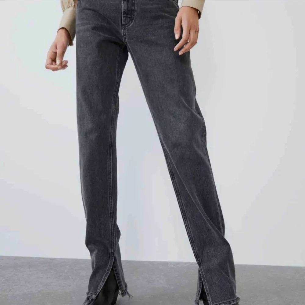 As balla Zara jeans som är slutsålda och kmr inte in igen med lapparna kvar!!⚡️💗 Säljer pågrund utav att de är för stora för mig😔 Kan tänka mig att byta mot en storlek 34, Buda ifrån 450! Kan fraktas men du står själv för frakten💗. Jeans & Byxor.