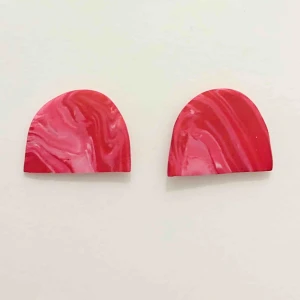  - Handgjorda örhängen i lera, snygga till jul men passar året om! De är 15mm höga och 20mm breda. Nickelfria. Jag bjuder på frakten🥰