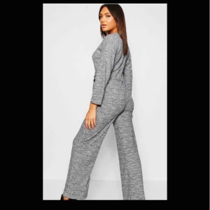  - gaderobsrensning  Jumpsuit helt ny oanvänd -250kr kappa använd bara 2-3 ggr - 200kr byxa me kofta (set) - 300kr   priset diskuteras vid snabb affär 