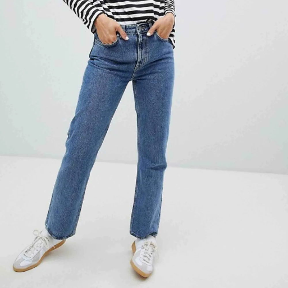 Voyage jeans i perfekt skick från Weekday. Strl 29 i waist , passar S-M. Jeans & Byxor.