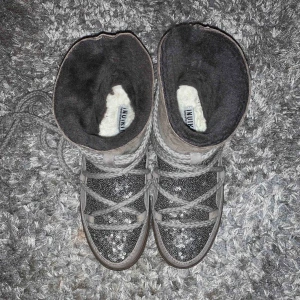  - Säljer nu mina fina inuikii i storlek 37, då jag har ett annat par som jag fått mer användning för 😊 Köpta på NK i Stockholm. Nypris 2799kr. Mitt pris 1500kr. Hör av dig vid intresse eller fler bilder. 