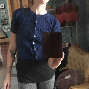  - Supersöt stickad tröja från Gina tricot. Knappt använd. Bra skick. Passar till jeans el att ha över klänning. Retrokänsla.