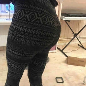  - Snygga leggings från Indiska men fint mönster. Bra skick! Nypris ca 250 kr. Mycket sköna och bra kvalitet! Hög midja.